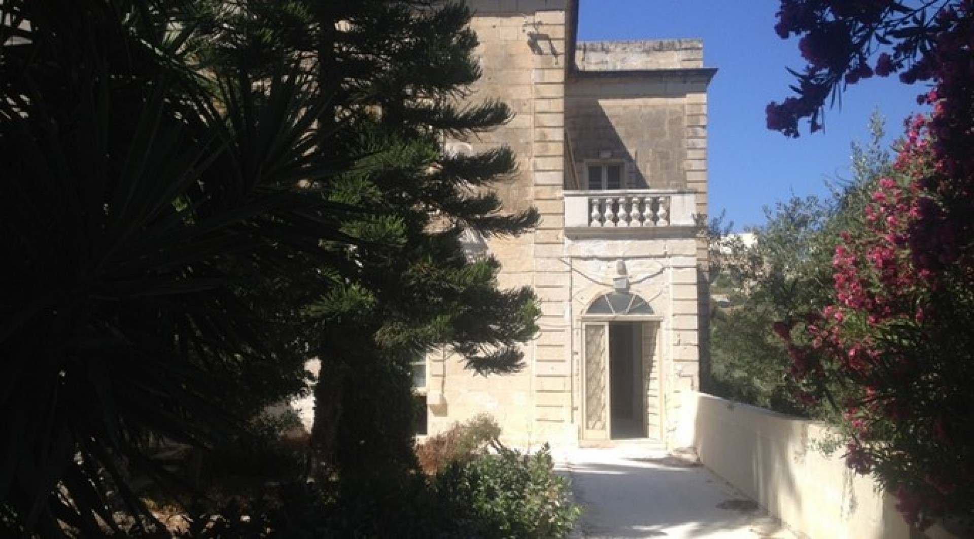 Hotel with a Pool and Seaviews