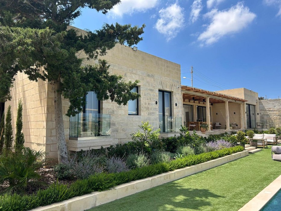 Villa with a Pool and Views