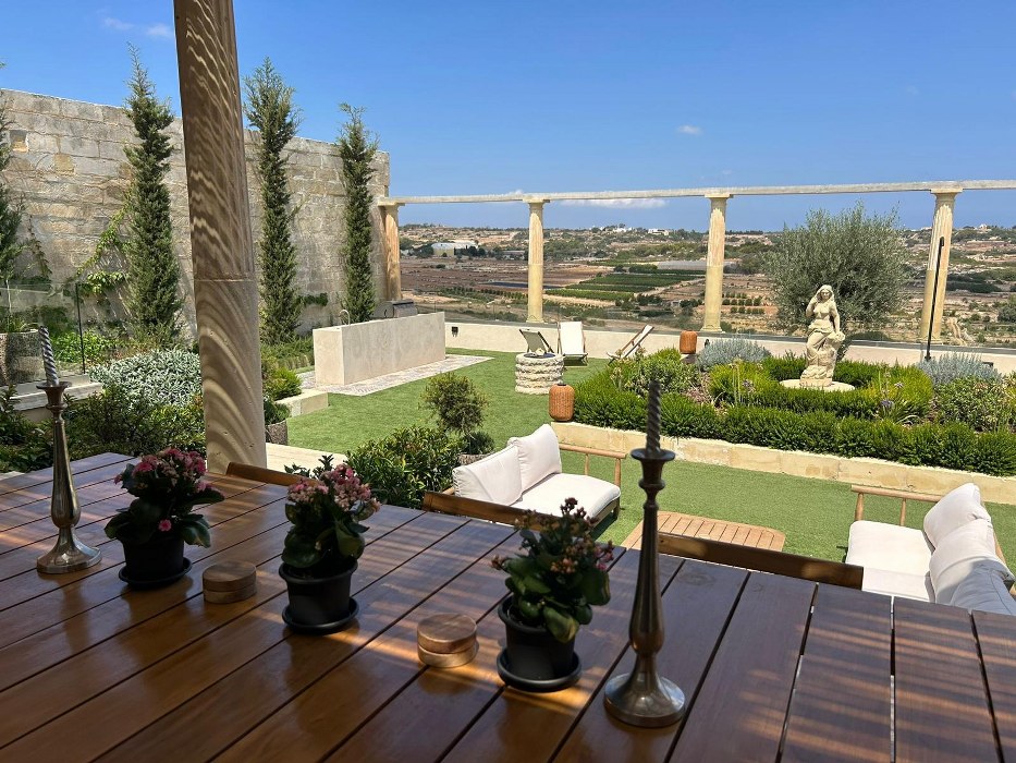 Villa with a Pool and Views