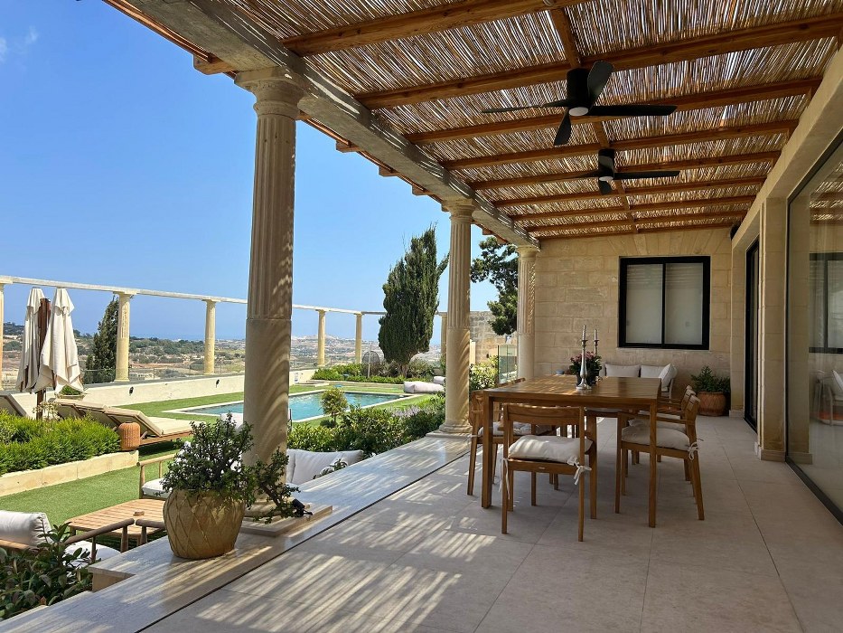 Villa with a Pool and Views