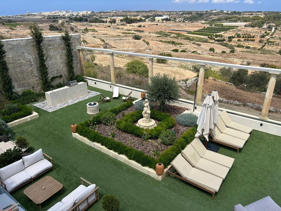 Villa with a Pool and Views