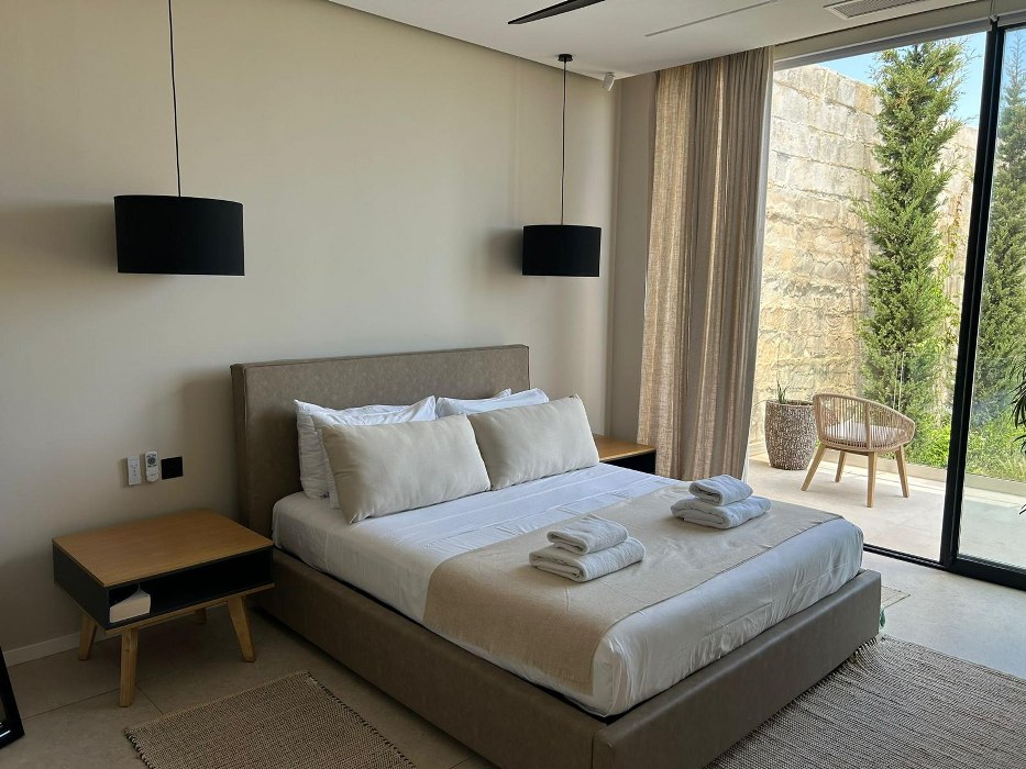 Villa with a Pool and Views