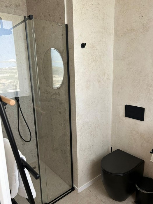 Villa with a Pool and Views