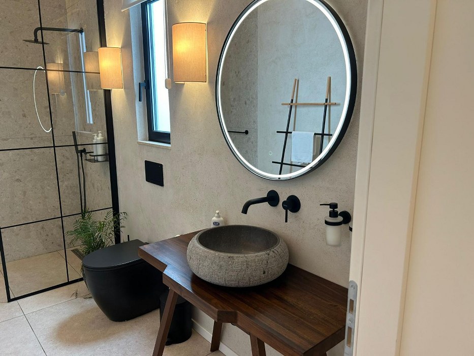 Villa with a Pool and Views