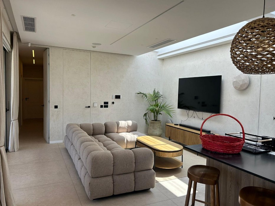 Villa with a Pool and Views