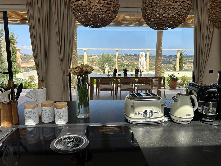 Villa with a Pool and Views