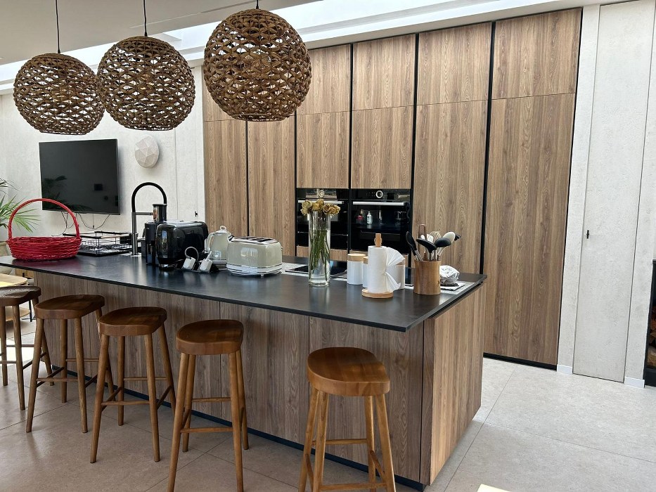 Villa with a Pool and Views