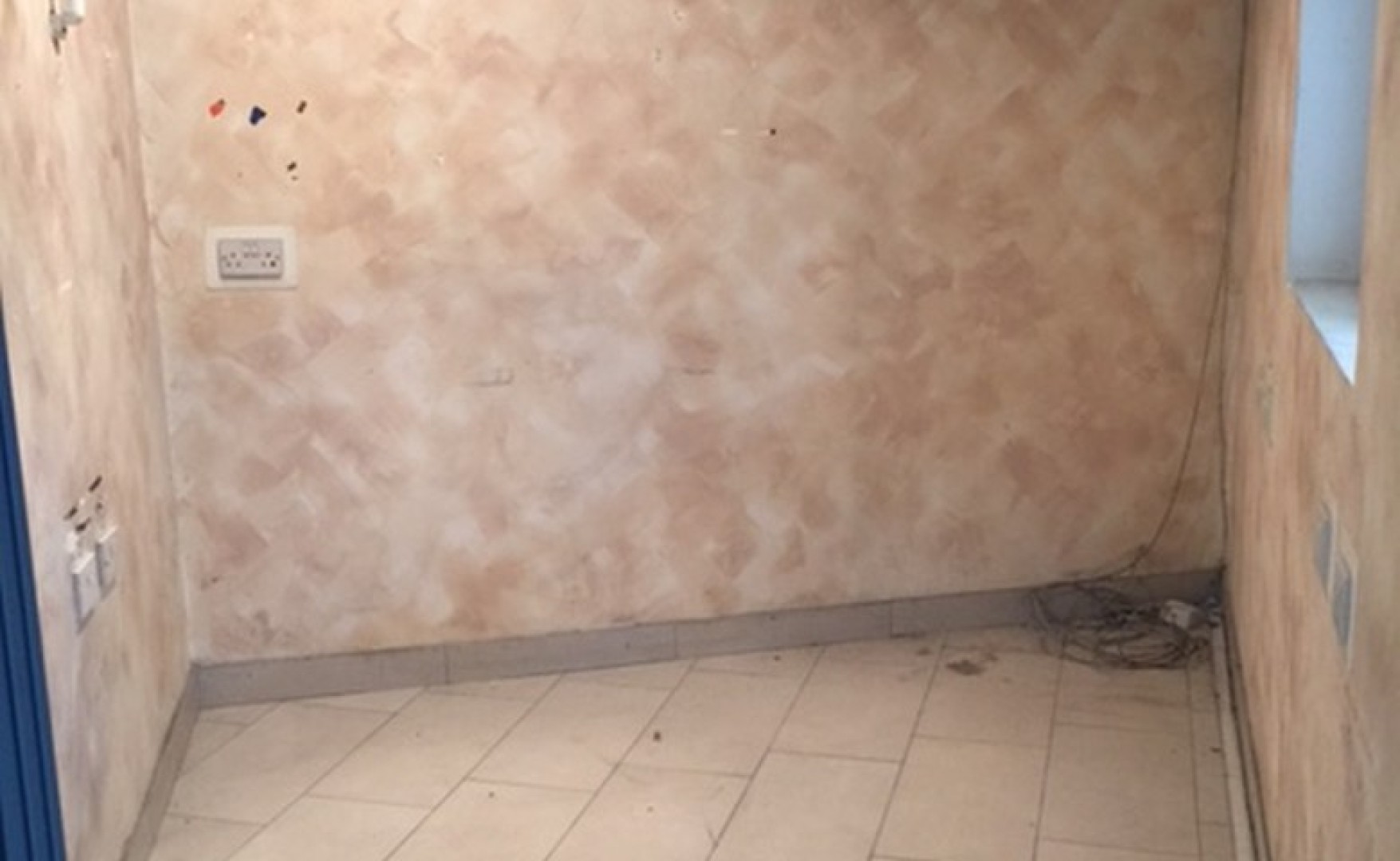 Properties for rent in Malta: Qormi 195sqm garage with car sales permit