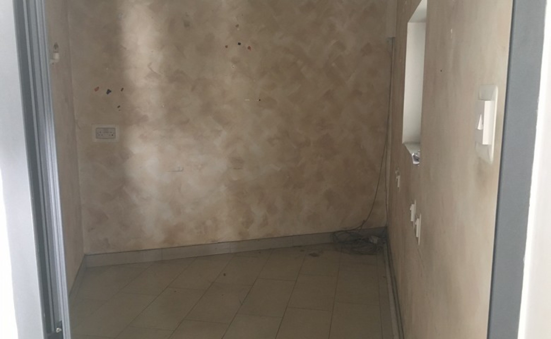Properties for rent in Malta: Qormi 195sqm garage with car sales permit