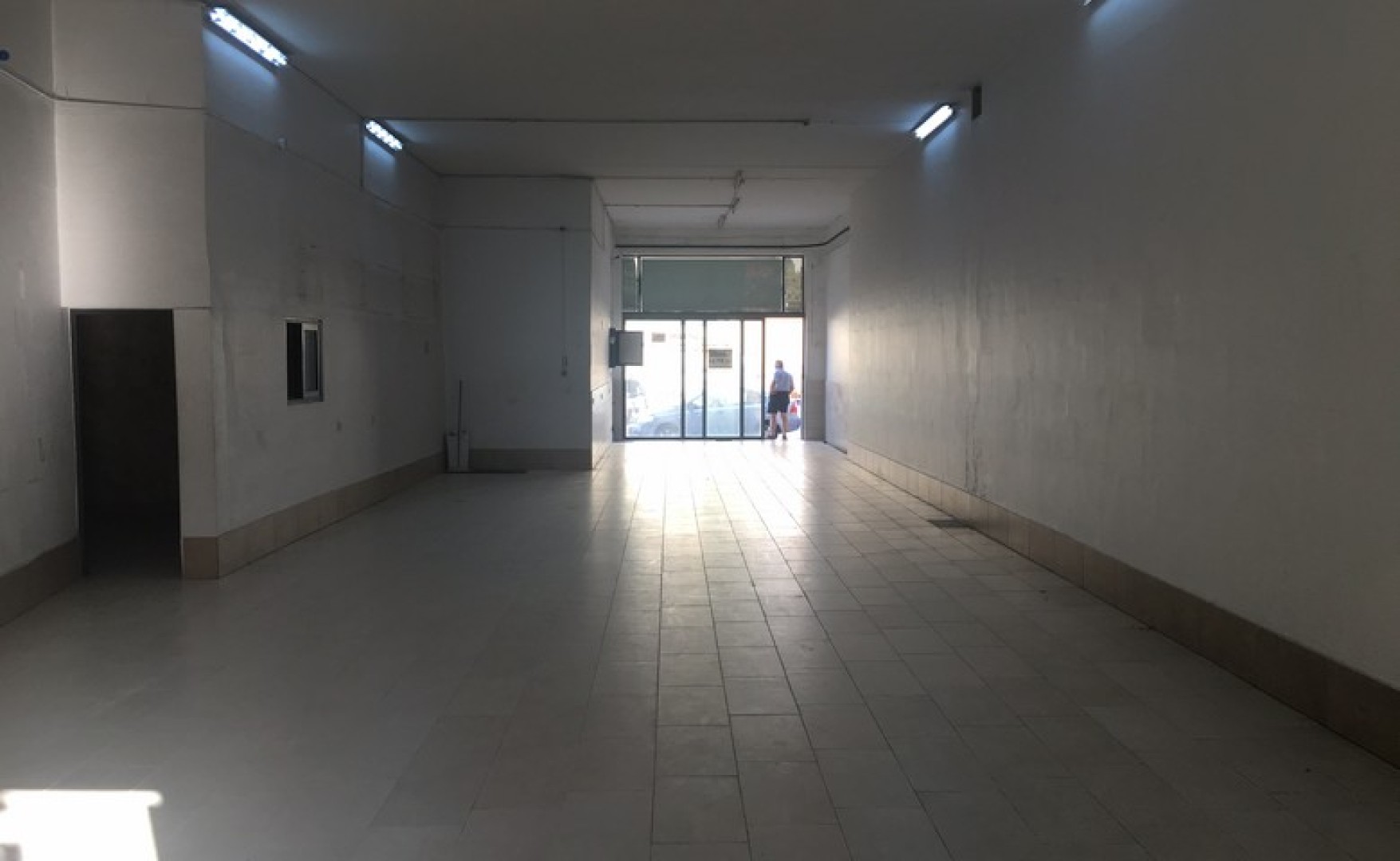 Properties for rent in Malta: Qormi 195sqm garage with car sales permit