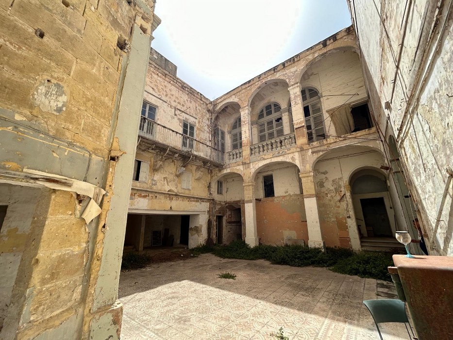 Corner Palazzo with a Courtyard
