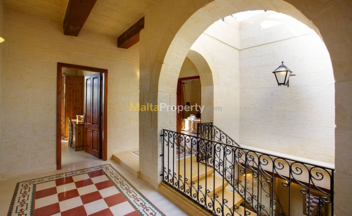 Villa with a Pool and Garden