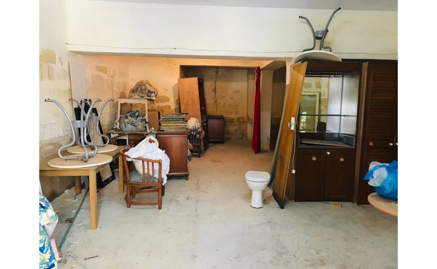 Real estate Malta: 60sqm garage / storage for rent in Bugibba