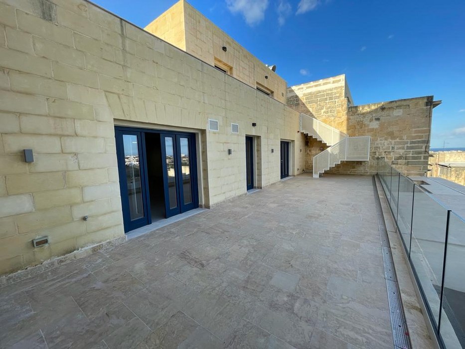 Business Centre with a Roof Terrace