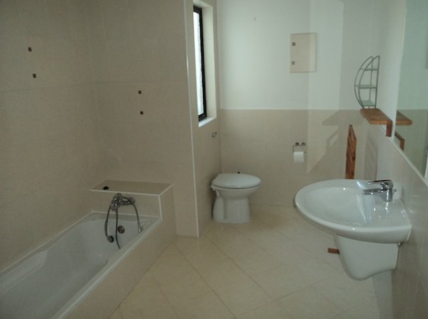 3 bedroom House in Ibragg with a terrace