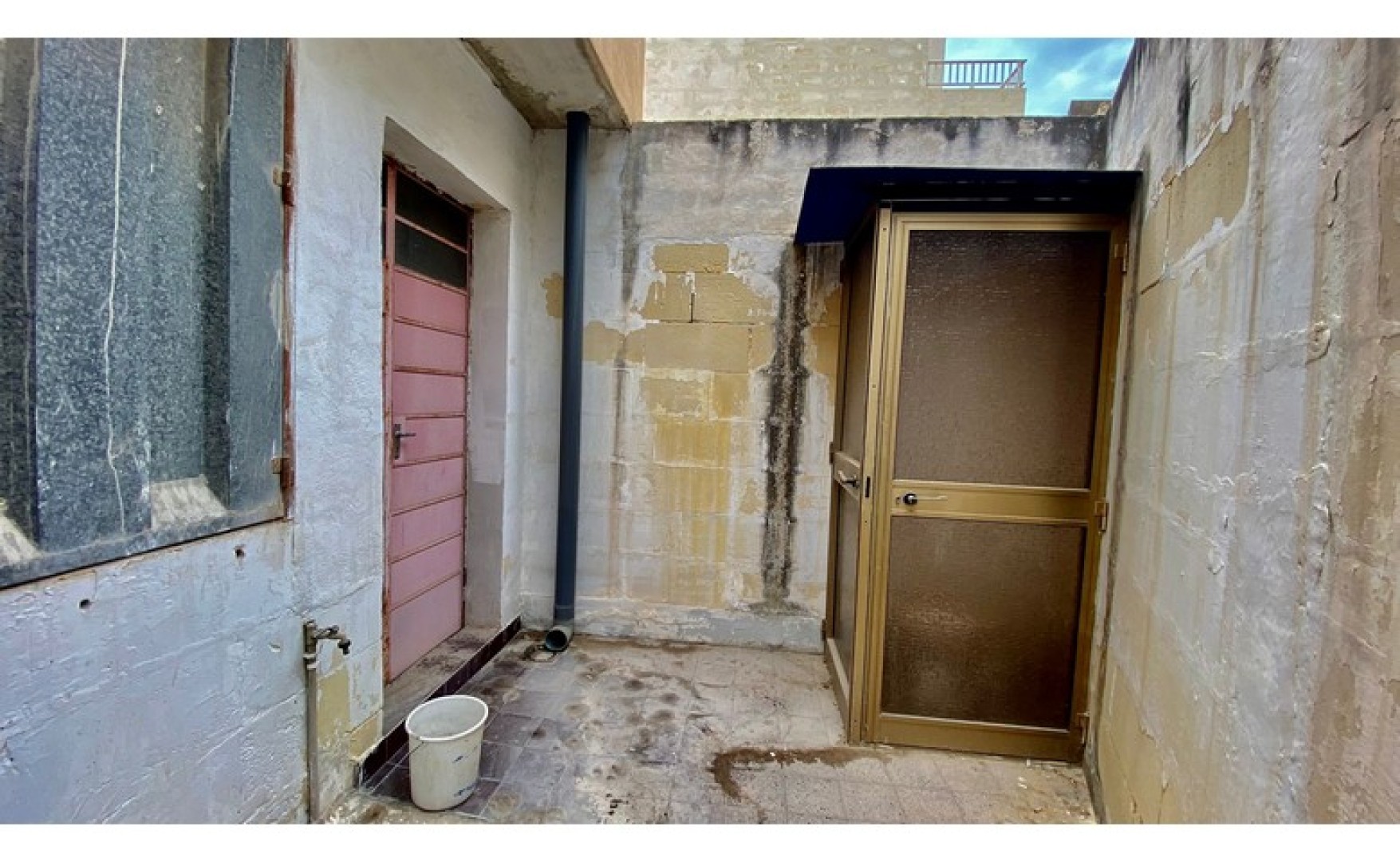 Real estate Malta: 14 car garage for rent / for sale in Hamrun