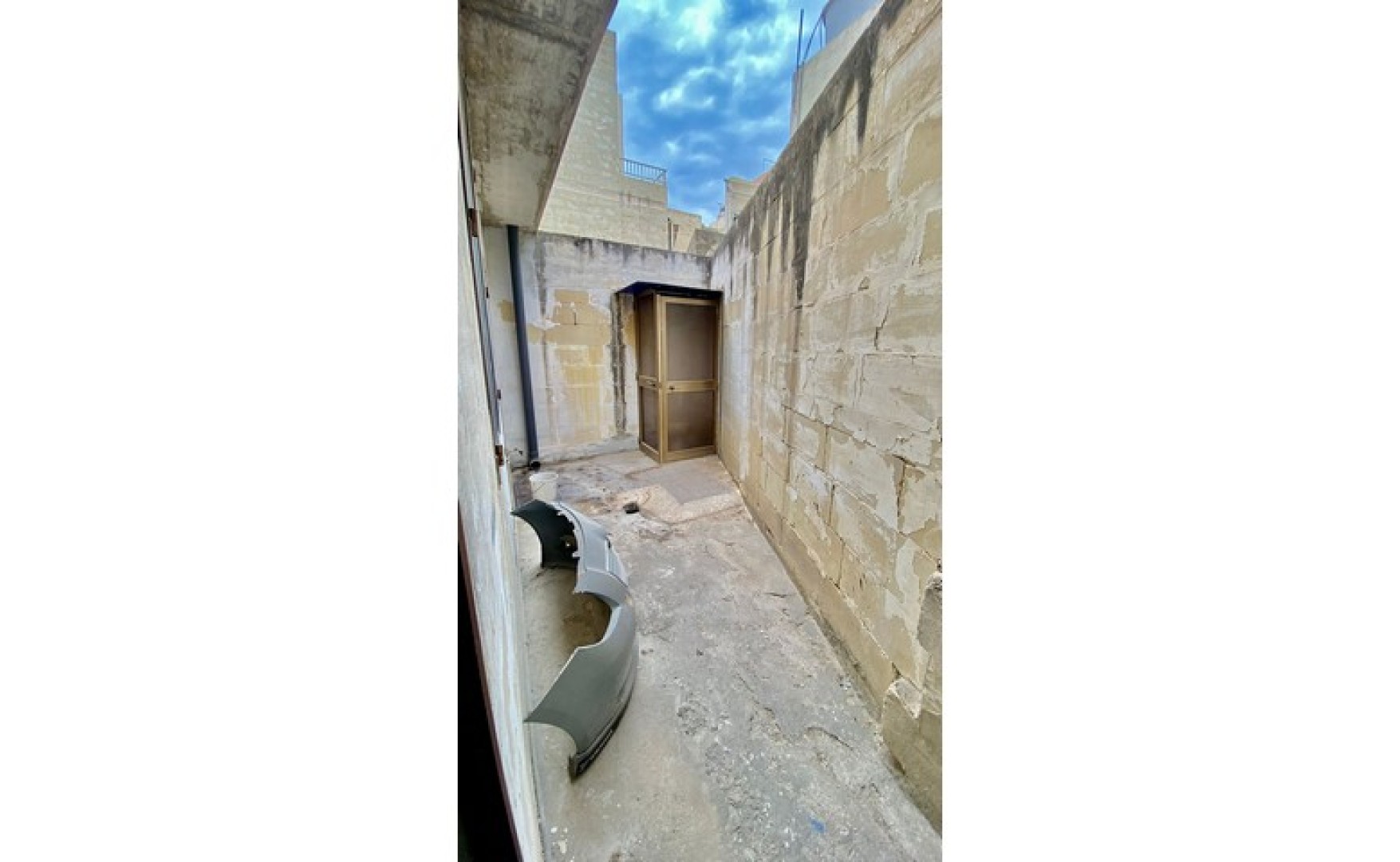 Real estate Malta: 14 car garage for rent / for sale in Hamrun