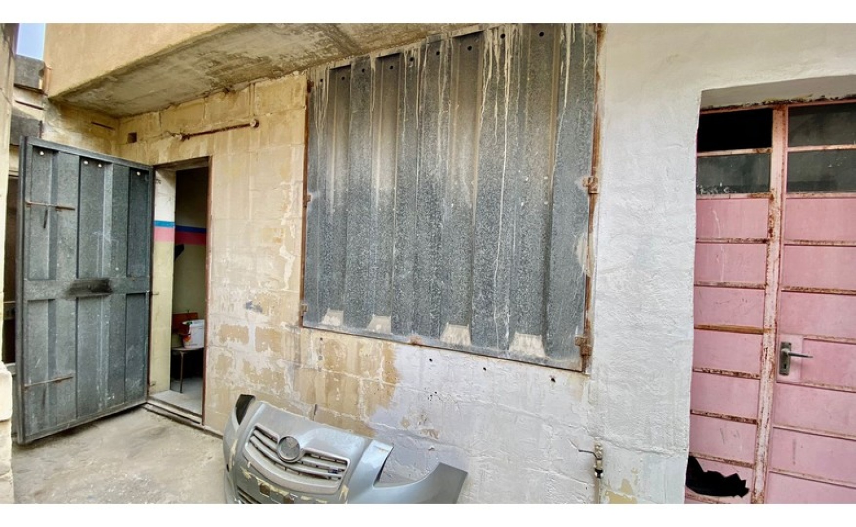 Real estate Malta: 14 car garage for rent / for sale in Hamrun