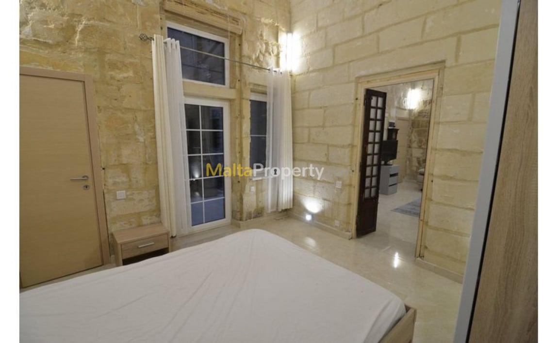 Apartment with a backyard