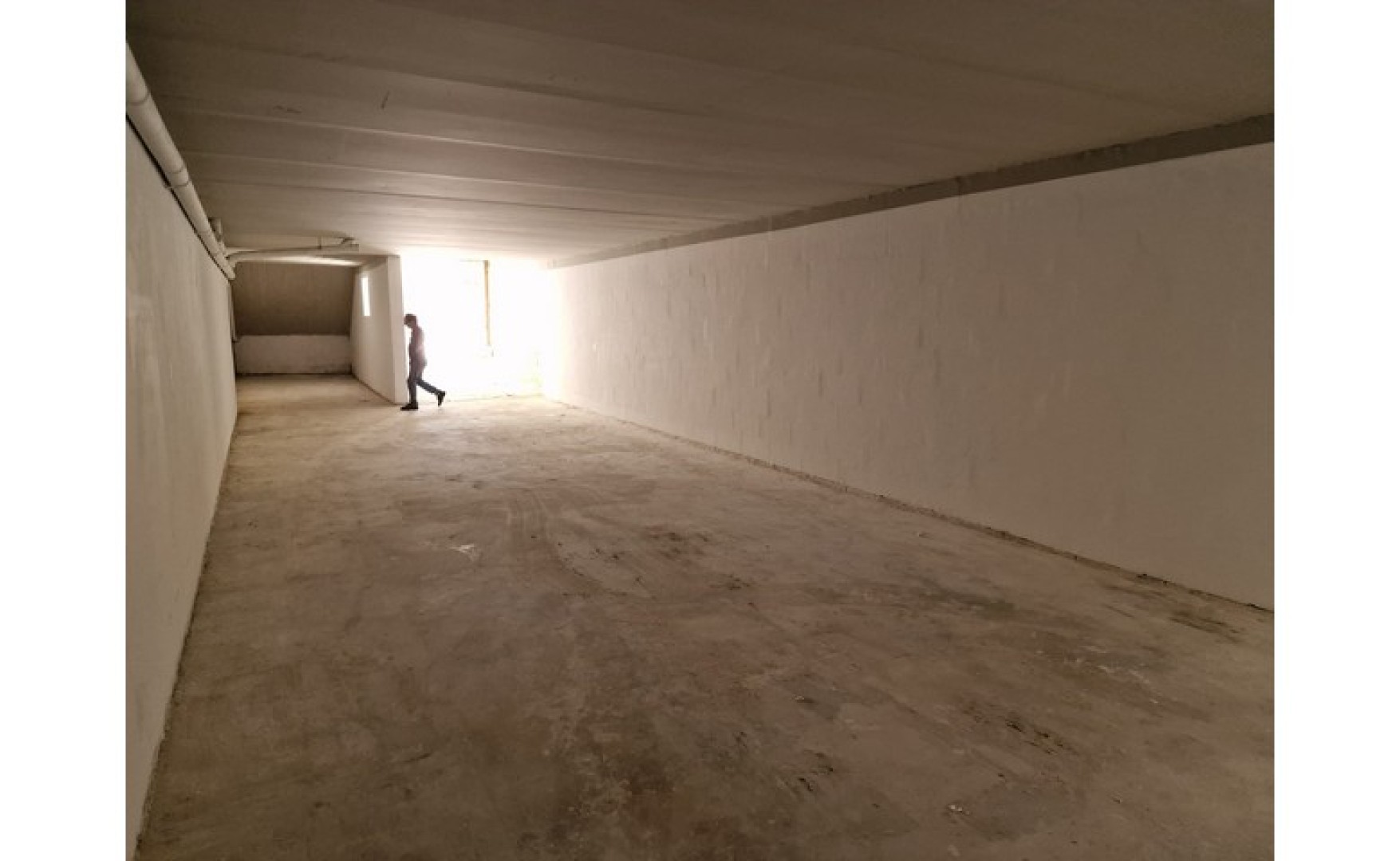 Real estate Malta: 9 car garage for rent in San Gwann