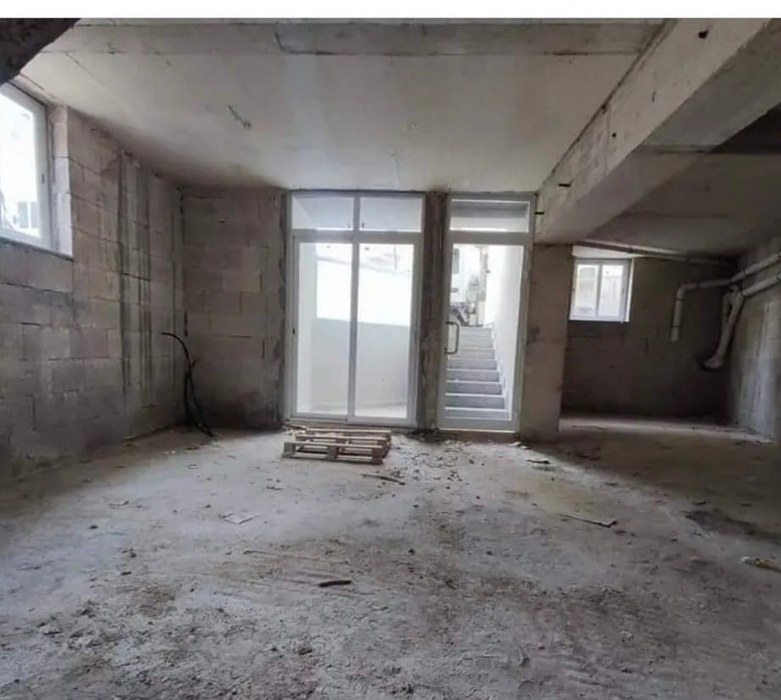 Semi basement office/shop