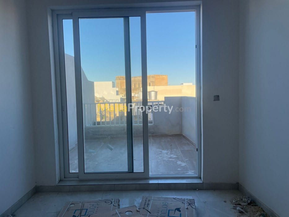 Brand-New 104 sqm Penthouse: Contemporary Interiors, Airspace