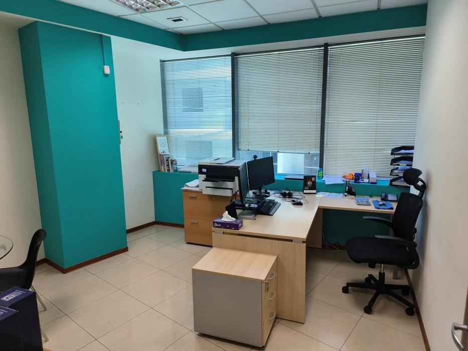 Corner Office with Parking