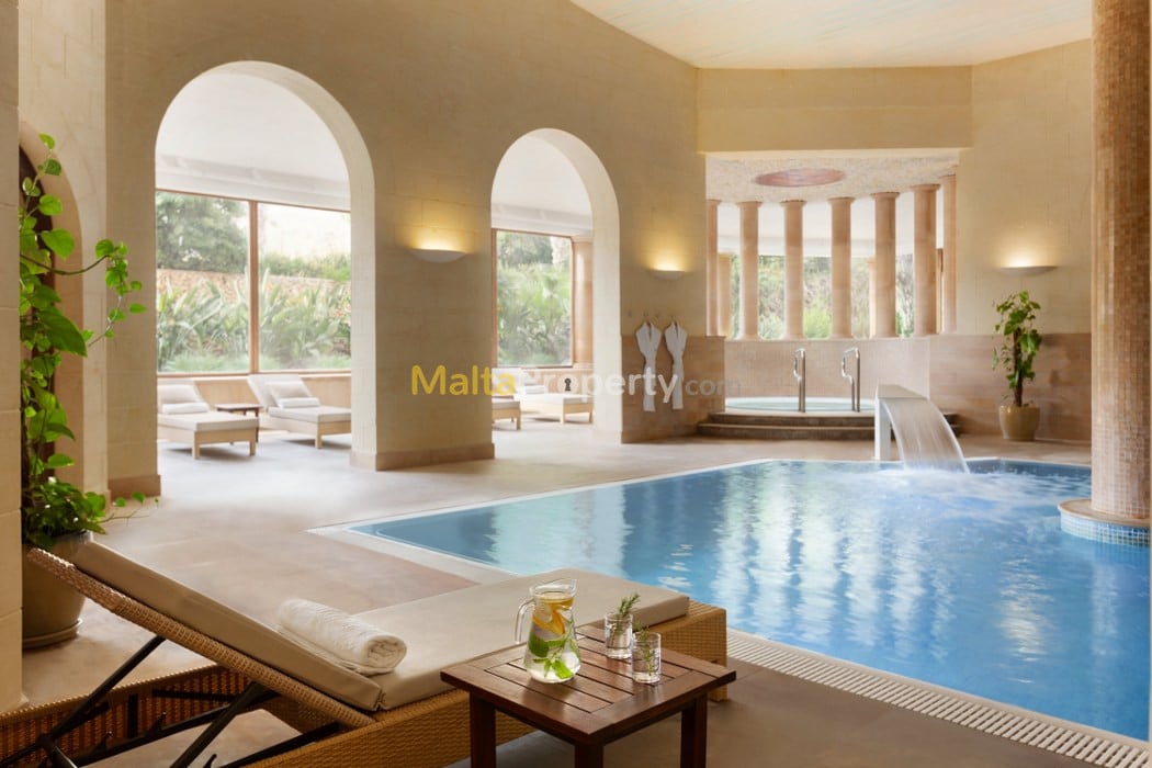 Stylish Apartment with Pool & Courtyard