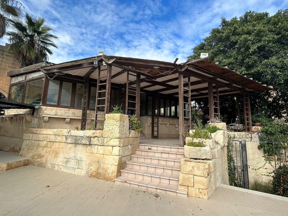 Multi Purpose Venue with a Pool and Gardens