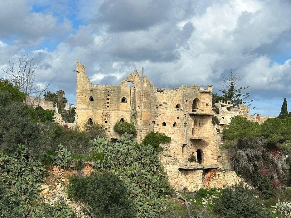 Multi Purpose Venue with a Pool and Gardens