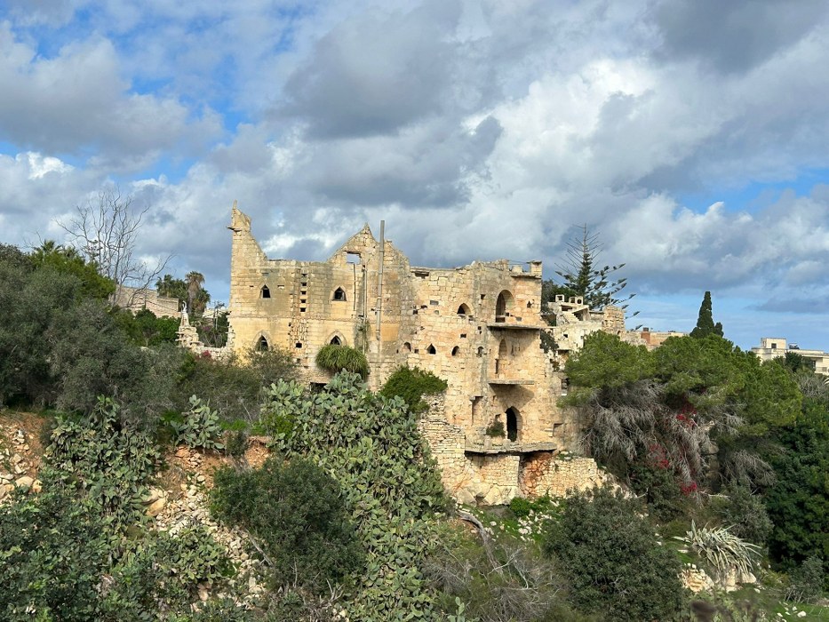 Multi Purpose Venue with a Pool and Gardens