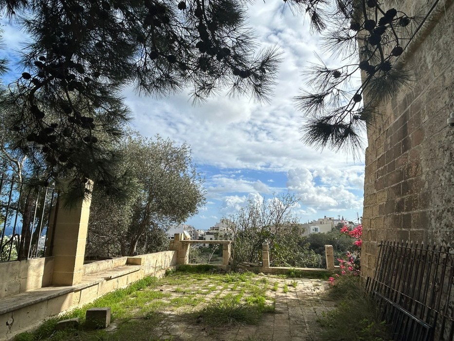 Multi Purpose Venue with a Pool and Gardens