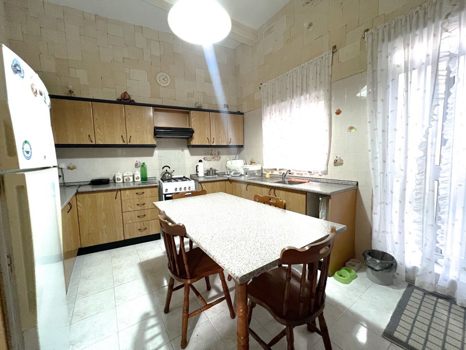 Unconverted 3-Bedroom Townhouse with Roof Terrace and Airspace | Simon ...