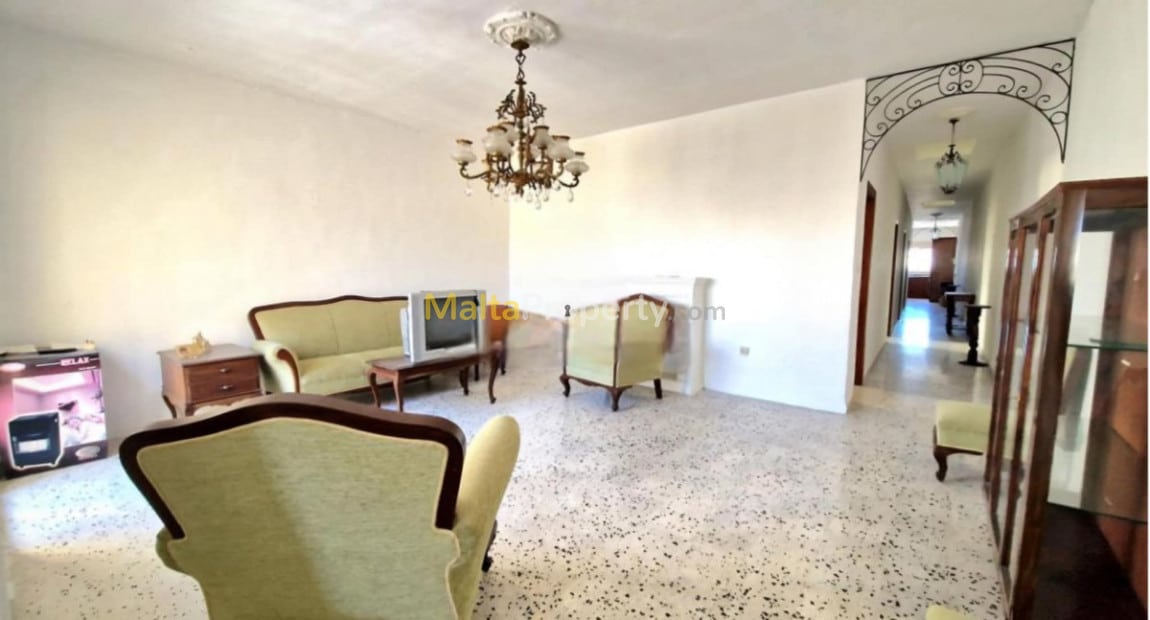 3 Bedroom Maisonette With Separate Living And Own Airspace