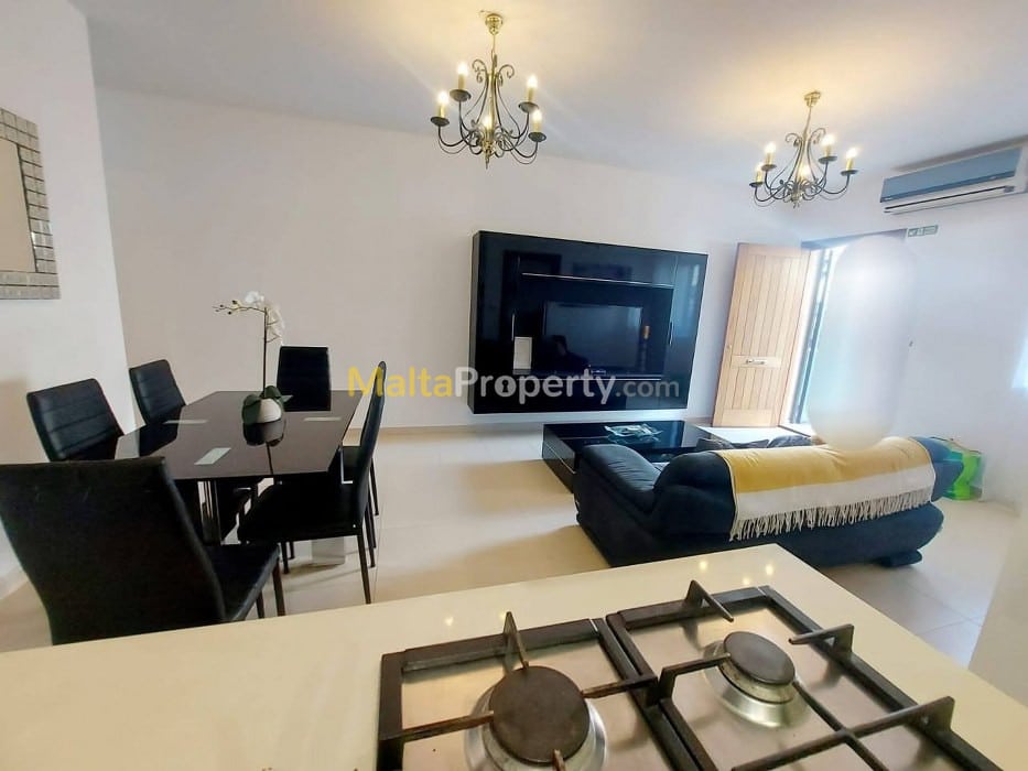 3 Bedroom Maisonette with Backyard and Front Patio