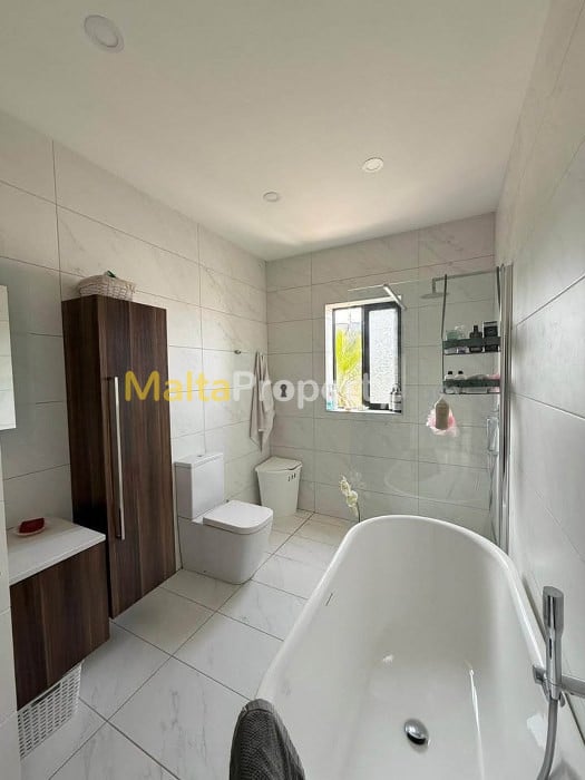 Semi Detached Villa with Garage and Basement