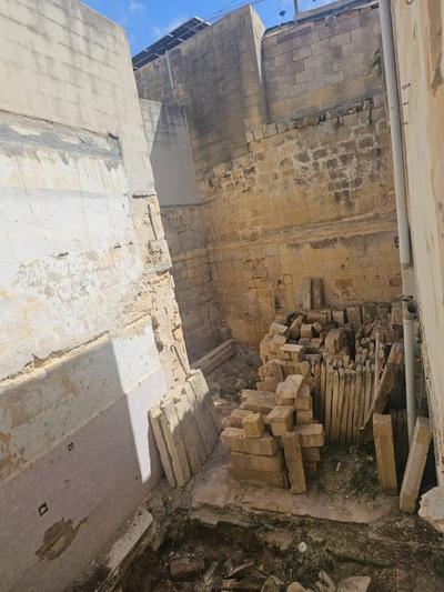 House of Character (Semi Converted) in Ħaż-Żebbuġ from Simonmamo.com – €562,000